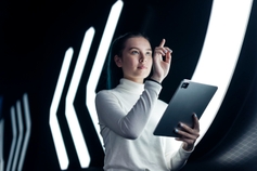 AI in live chat doesn’t replace human agents—it repositions them.
